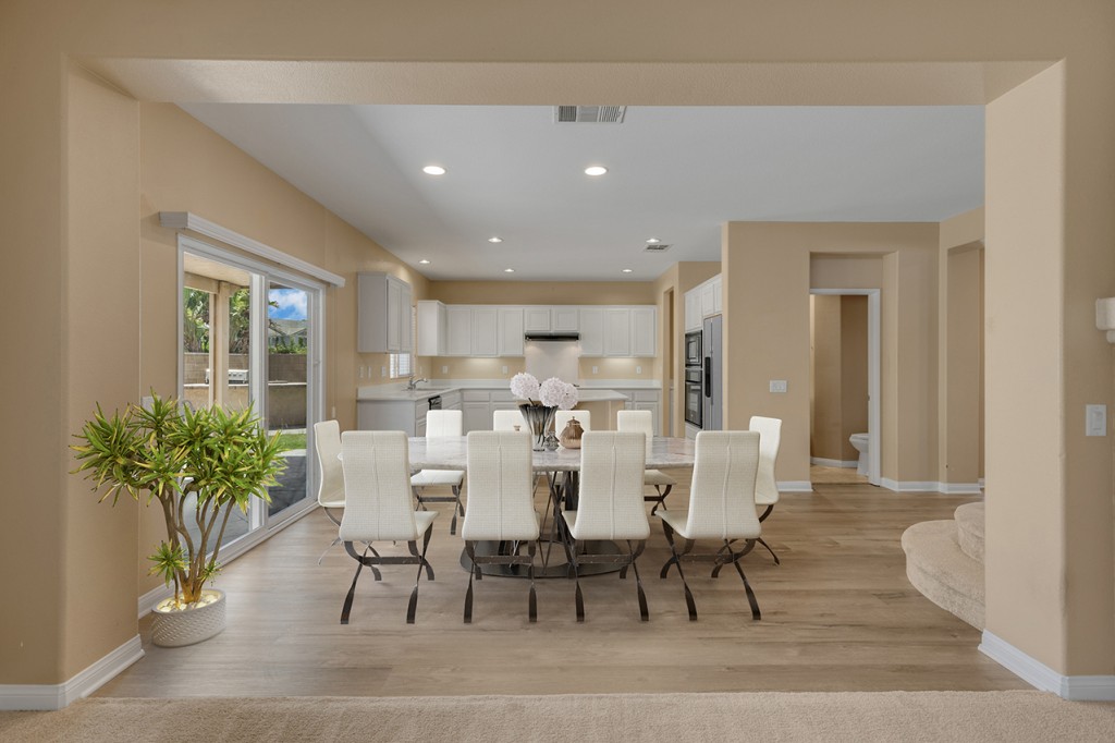 0018 Kitchen with dining area_VF